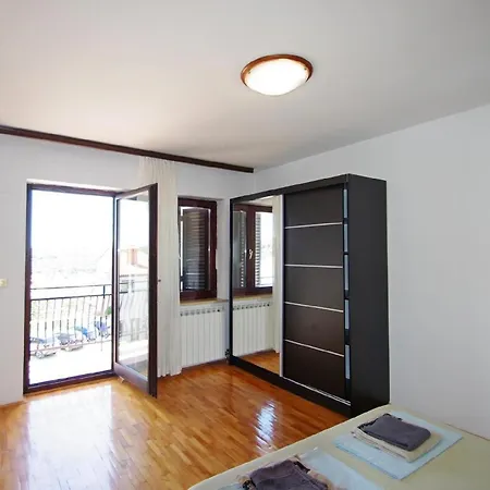 Apartamento In Mit Terrasse, Grill Und Garten Pula