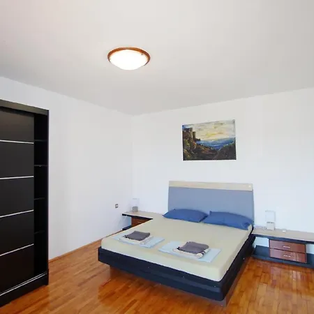 Apartamento In Mit Terrasse, Grill Und Garten Pula