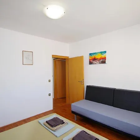Appartamento In Mit Terrasse, Grill Und Garten Pola