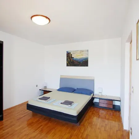 Appartamento In Mit Terrasse, Grill Und Garten Pola