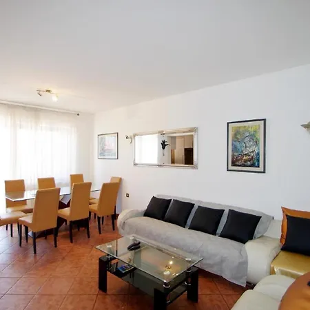 Apartman In Mit Terrasse, Grill Und Garten Póla